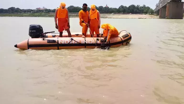 പിറന്നാളാഘോഷത്തിന് 2000 രൂപ നല്‍കിയില്ല; യുവാവ് നദിയിലേക്ക് ചാടി, മകനെ രക്ഷിക്കാന്‍ പിതാവും