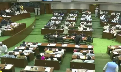 സ്പീക്കറെ കയ്യേറ്റം ചെയ്തു; മഹാരാഷ്ട്രയില് 12 ബി.ജെ.പി എം.എല്.എമാര്ക്ക് സസ്പെന്ഷന് സ്പീക്കറെ കയ്യേറ്റം ചെയ്തു; മഹാരാഷ്ട്രയില് 12 ബി.ജെ.പി എം.എല്.എമാര്ക്ക് സസ്പെന്ഷന്