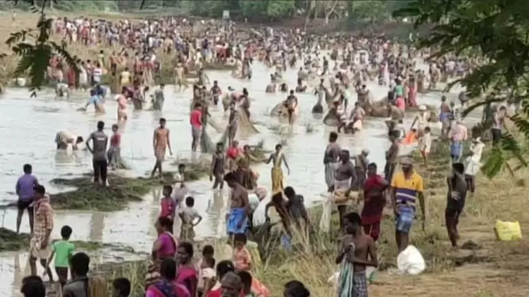 കോവിഡ് നിയന്ത്രണങ്ങളെ കാറ്റില് പറത്തി തമിഴ്നാട്ടില് മീന് പിടുത്തം; മത്സ്യക്കൊയ്ത്തിനെത്തിയത് നൂറ് കണക്കിനാളുകള് കോവിഡ് നിയന്ത്രണങ്ങളെ കാറ്റില് പറത്തി തമിഴ്നാട്ടില് മീന് പിടുത്തം; മത്സ്യക്കൊയ്ത്തിനെത്തിയത് നൂറ് കണക്കിനാളുകള്