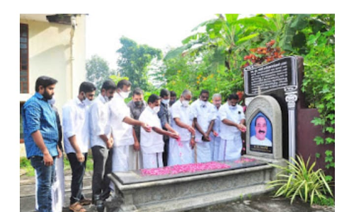 ജോസിനും റോഷി അഗസ്റ്റിനും സദ്ബുദ്ധി നല്‍കണം:  കെ.എം മാണിയുടെ കബറിടത്തിൽ പുഷ്പാർച്ചനയും കൂട്ട പ്രാർത്ഥനയും