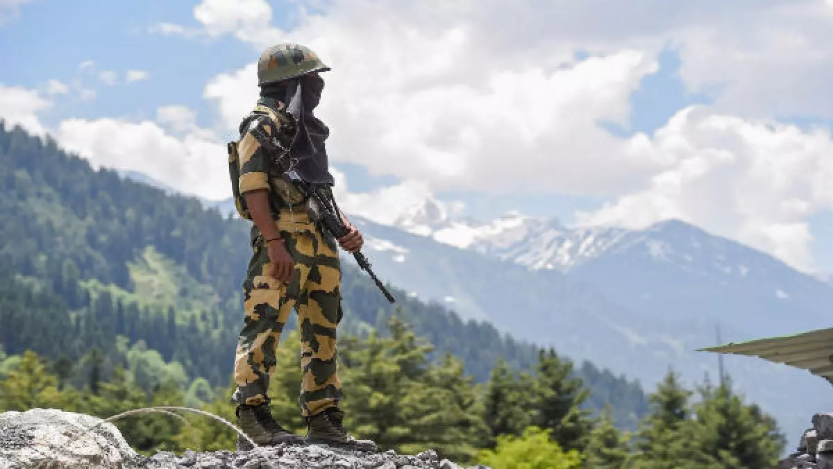 പാകിസ്താനുവേണ്ടി ചാരപ്രവര്ത്തനം: രണ്ട് സൈനികര് പിടിയില് പാകിസ്താനുവേണ്ടി ചാരപ്രവര്ത്തനം: രണ്ട് സൈനികര് പിടിയില്