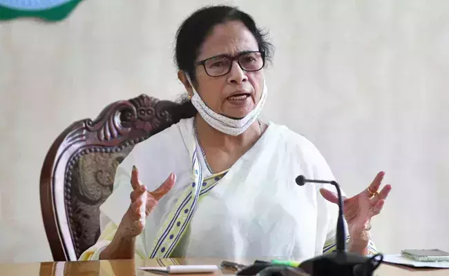 മന് കി ബാത് നിര്ത്തൂ, പകരം പെട്രോള് കി ബാത് ആരംഭിക്കൂ മോദിയെ ട്രോളി മമത ബാനര്ജി മന് കി ബാത് നിര്ത്തൂ, പകരം പെട്രോള് കി ബാത് ആരംഭിക്കൂ മോദിയെ ട്രോളി മമത ബാനര്ജി