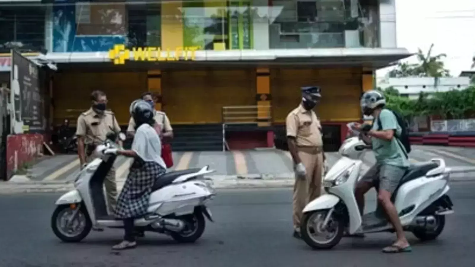 കോവിഡ് വ്യാപനം കുറഞ്ഞ പ്രദേശങ്ങളിൽ ഇന്ന് മുതൽ കൂടുതൽ ഇളവുകൾ; ഹോട്ടലുകളുടെ പ്രവർത്തനസമയം രാത്രി 9.30 വരെ കോവിഡ് വ്യാപനം കുറഞ്ഞ പ്രദേശങ്ങളിൽ ഇന്ന് മുതൽ കൂടുതൽ ഇളവുകൾ; ഹോട്ടലുകളുടെ പ്രവർത്തനസമയം രാത്രി 9.30 വരെ