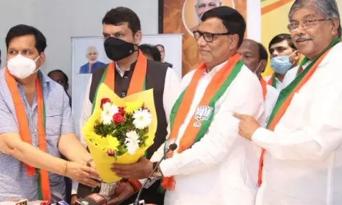 മഹാരാഷ്ട്രയില് മുൻ കോൺഗ്രസ് മന്ത്രി ബിജെപിയിൽ ചേര്ന്നു മഹാരാഷ്ട്രയില് മുൻ കോൺഗ്രസ് മന്ത്രി ബിജെപിയിൽ ചേര്ന്നു