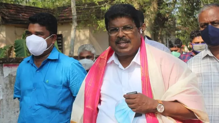 തന്റെ വലതു കാലും ഇടതു കൈയ്യും വെട്ടും: പി.പി ചിത്തരഞ്ജന് എം.എല്.എക്ക് വധഭീഷണി തന്റെ വലതു കാലും ഇടതു കൈയ്യും വെട്ടും: പി.പി ചിത്തരഞ്ജന് എം.എല്.എക്ക് വധഭീഷണി