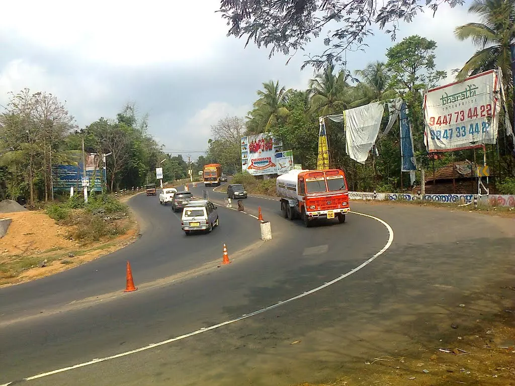 വട്ടപ്പാറ വളവിൽ വീണ്ടും അപകടം; ഒരാൾക്ക് ഗുരുതര പരിക്ക് വട്ടപ്പാറ വളവിൽ വീണ്ടും അപകടം; ഒരാൾക്ക് ഗുരുതര പരിക്ക്