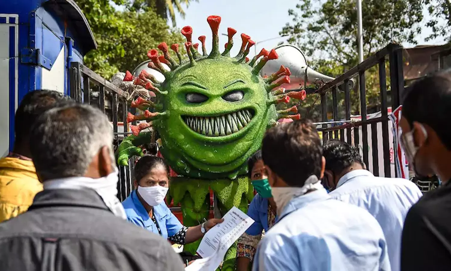 രാജ്യത്തെ മൊത്തം കോവിഡ് കേസുകളില് പകുതിയും കേരളത്തിലും മഹാരാഷ്ട്രയിലും രാജ്യത്തെ മൊത്തം കോവിഡ് കേസുകളില് പകുതിയും കേരളത്തിലും മഹാരാഷ്ട്രയിലും