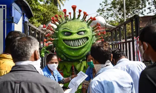 രാജ്യത്തെ മൊത്തം കോവിഡ് കേസുകളില്‍ പകുതിയും കേരളത്തിലും മഹാരാഷ്ട്രയിലും