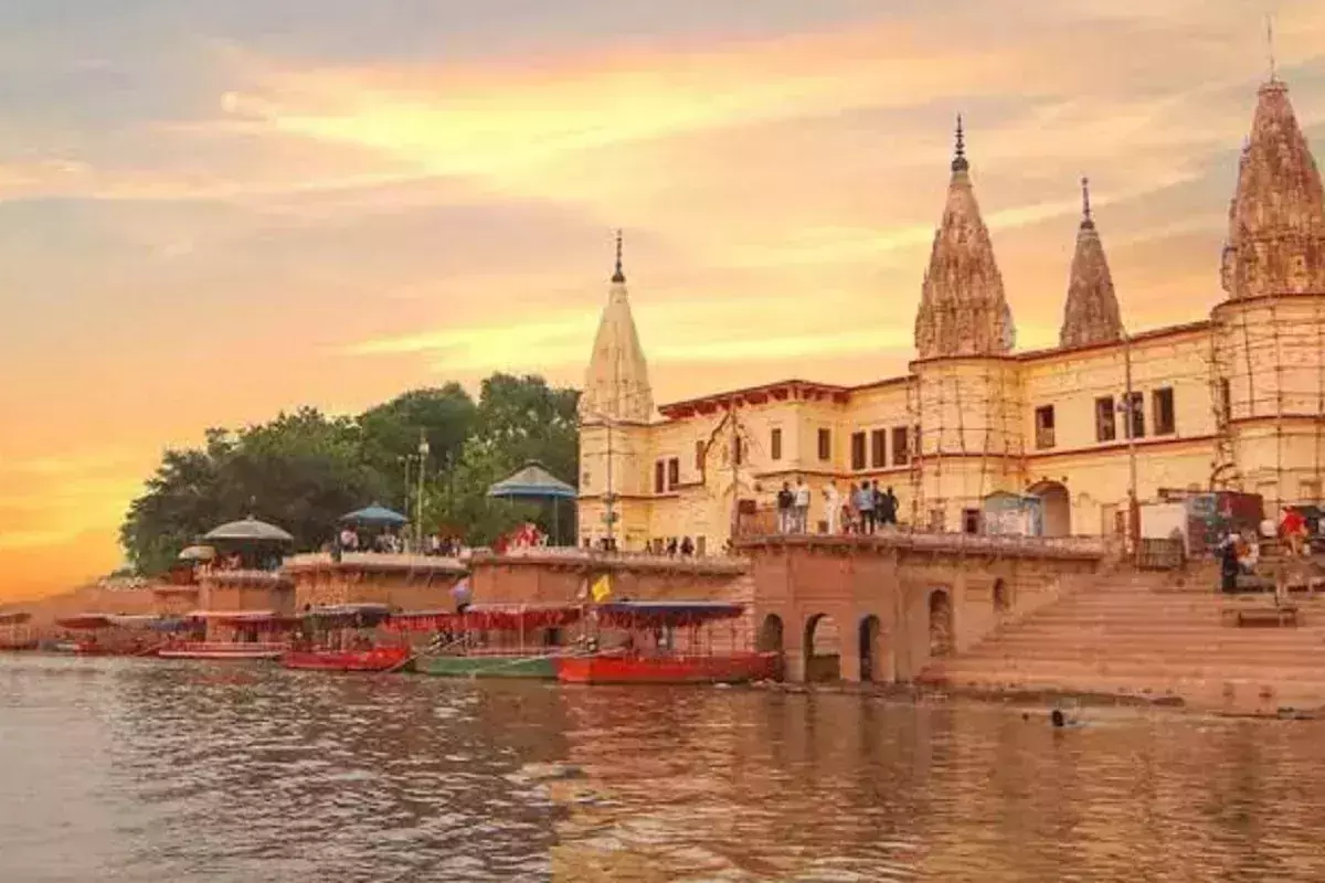 അയോധ്യ സരയൂ നദിയില് പന്ത്രണ്ടു പേരെ കാണാതായി; രക്ഷാപ്രവര്ത്തനം തുടരുന്നു അയോധ്യ സരയൂ നദിയില് പന്ത്രണ്ടു പേരെ കാണാതായി; രക്ഷാപ്രവര്ത്തനം തുടരുന്നു