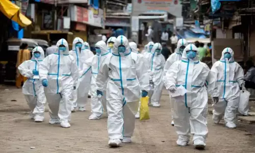 പലയിടത്തും ആള്‍ക്കൂട്ടം; കോവിഡ് രാജ്യം വിട്ടുപോയിട്ടില്ല, മുൻകരുതലുകളിൽ വിട്ടുവീഴ്ച പാടില്ല- കേന്ദ്ര സർക്കാർ