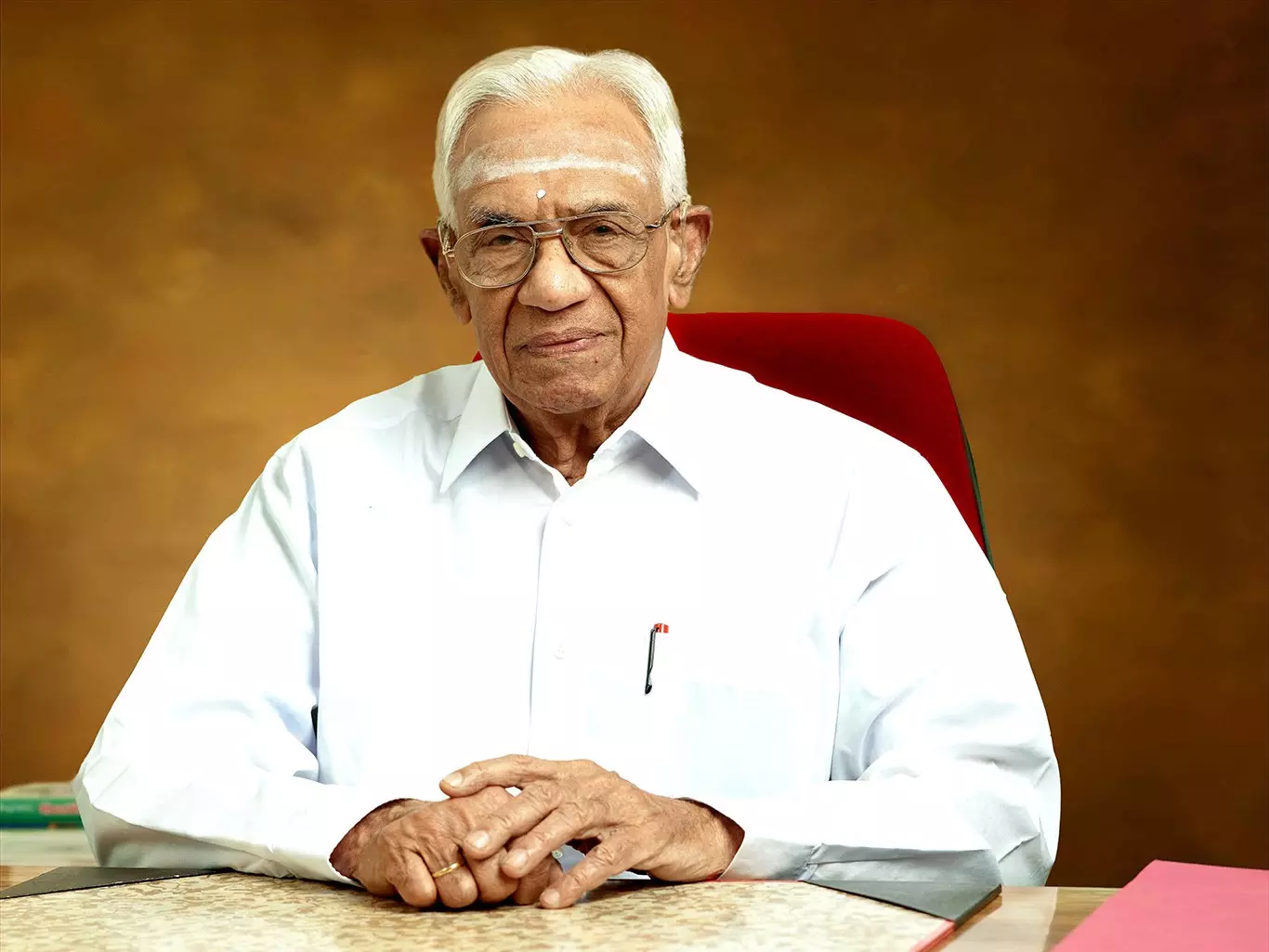 ആയുർവേദാചാര്യൻ ഡോ. പി.കെ വാര്യർ അന്തരിച്ചു ആയുർവേദാചാര്യൻ ഡോ. പി.കെ വാര്യർ അന്തരിച്ചു