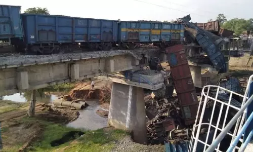 മധ്യപ്രദേശില്‍ ചരക്കുട്രെയിന്‍ പാളം തെറ്റി; കോച്ചുകള്‍ നദിയില്‍ വീണു