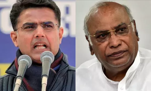 മുന്നില്നിന്നു നയിക്കാന് സച്ചിൻ പൈലറ്റും ഖാർഗെയും; കോൺഗ്രസിൽ വൻ അഴിച്ചുപണി മുന്നില്നിന്നു നയിക്കാന് സച്ചിൻ പൈലറ്റും ഖാർഗെയും; കോൺഗ്രസിൽ വൻ അഴിച്ചുപണി