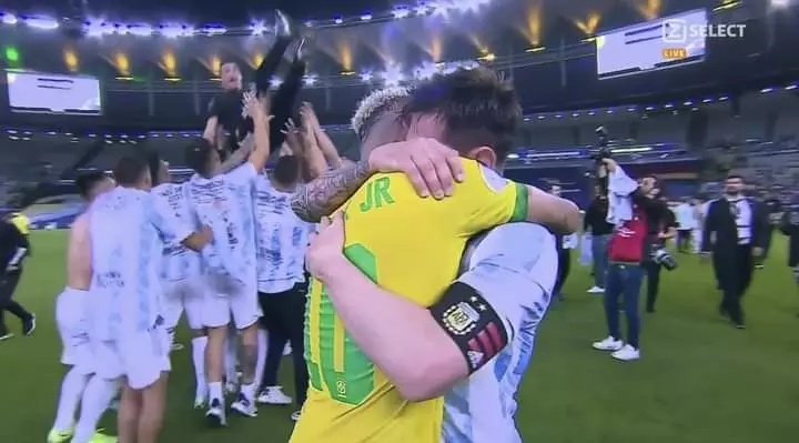 കണ്ണീരണിഞ്ഞ് നെ്‌യമർ; ചേർത്തുപിടിച്ച് മെസ്സി