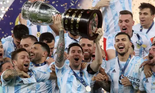 മാരക്കാനയില് മിശിഹയുടെ ഉയിര്ത്തെഴുന്നേല്പ്പ്; ബ്രസീലിന്റെ പൂരപ്പറമ്പില് അര്ജന്റീനയുടെ കുടമാറ്റം മാരക്കാനയില് മിശിഹയുടെ ഉയിര്ത്തെഴുന്നേല്പ്പ്; ബ്രസീലിന്റെ പൂരപ്പറമ്പില് അര്ജന്റീനയുടെ കുടമാറ്റം