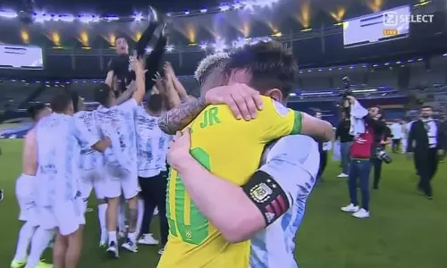 കണ്ണീരണിഞ്ഞ് നെ്യമർ; ചേർത്തുപിടിച്ച് മെസ്സി കണ്ണീരണിഞ്ഞ് നെ്യമർ; ചേർത്തുപിടിച്ച് മെസ്സി