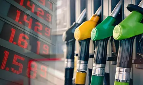ഒരുമാറ്റവും ഇല്ല! പെട്രോൾ വില ഇന്നും കൂട്ടി, ഡീസലിന് കുറഞ്ഞു