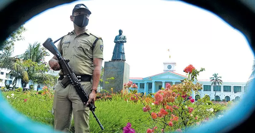 ജീവനക്കാര്ക്ക് തിരിച്ചറിയല് കാര്ഡ്, വാഹനങ്ങള്ക്ക് പാസ് നിര്ബന്ധം: സെക്രട്ടേറിയറ്റില് ഇന്ന് മുതല് കടുത്ത നിയന്ത്രണങ്ങള് ജീവനക്കാര്ക്ക് തിരിച്ചറിയല് കാര്ഡ്, വാഹനങ്ങള്ക്ക് പാസ് നിര്ബന്ധം: സെക്രട്ടേറിയറ്റില് ഇന്ന് മുതല് കടുത്ത നിയന്ത്രണങ്ങള്