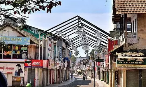 അഞ്ചു മാസത്തിനിടെ അഞ്ചുകോടി നഷ്ടം; കോഴിക്കോട് മിഠായിത്തെരുവിലെ വ്യാപാരികള് ദുരിതത്തില് അഞ്ചു മാസത്തിനിടെ അഞ്ചുകോടി നഷ്ടം; കോഴിക്കോട് മിഠായിത്തെരുവിലെ വ്യാപാരികള് ദുരിതത്തില്