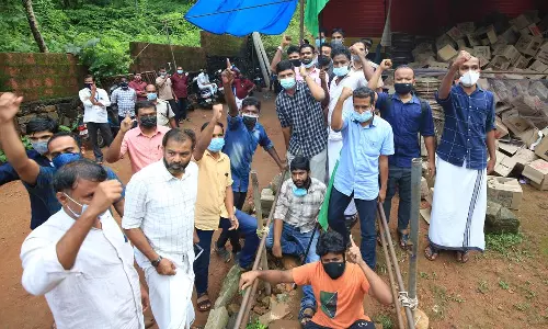 ബിവറേജ് ഔട്ട്‌ലെറ്റ് പൂട്ടി യൂത്ത്‌ലീഗ് പ്രതിഷേധം