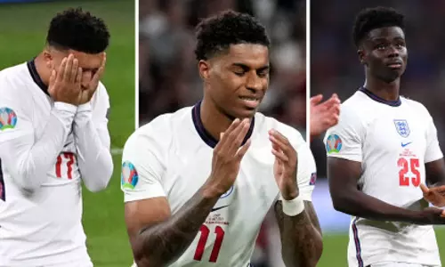 ഞങ്ങളുടെ മൂന്ന് സിംഹങ്ങള്‍; വംശീയാധിക്ഷേപം നേരിട്ട താരങ്ങളെ ചേര്‍ത്തുപിടിച്ച് ഇംഗ്ലണ്ട് ടീം