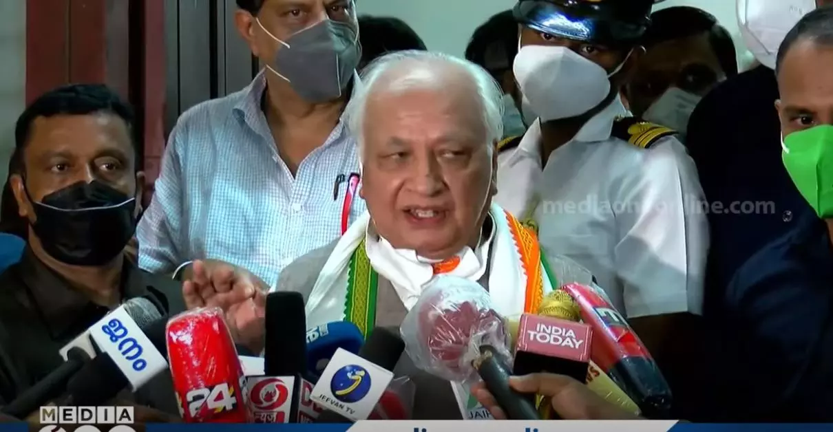 ചാൻസിലറായി തുടരാൻ ആഗ്രഹിക്കുന്നില്ല; സ്ഥാനം മുഖ്യമന്ത്രി ഏറ്റെടുക്കണം: ഗവർണർ ചാൻസിലറായി തുടരാൻ ആഗ്രഹിക്കുന്നില്ല; സ്ഥാനം മുഖ്യമന്ത്രി ഏറ്റെടുക്കണം: ഗവർണർ