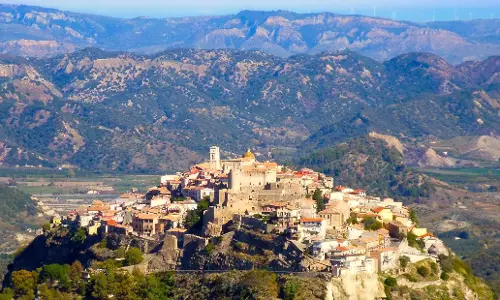 ഈ ഗ്രാമം വിളിക്കുന്നു.. താമസിക്കാന്‍ വരൂ, 24 ലക്ഷം രൂപ നല്‍കാം