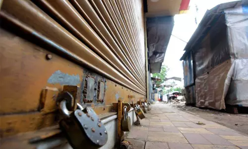 കോവിഡിൽ അടച്ചുപൂട്ടിയത് ഇരുപതിനായിരം കടകൾ; വ്യാപാരികൾ നേരിടുന്നത് വൻ പ്രതിസന്ധി കോവിഡിൽ അടച്ചുപൂട്ടിയത് ഇരുപതിനായിരം കടകൾ; വ്യാപാരികൾ നേരിടുന്നത് വൻ പ്രതിസന്ധി