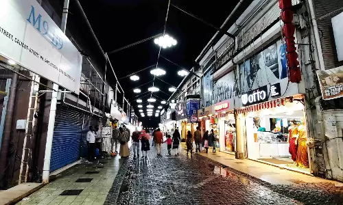 ഒടുവില് ചർച്ചയ്ക്ക് സമ്മതിച്ച് മുഖ്യമന്ത്രി; വ്യാപാരി സമരം മാറ്റിവച്ചു ഒടുവില് ചർച്ചയ്ക്ക് സമ്മതിച്ച് മുഖ്യമന്ത്രി; വ്യാപാരി സമരം മാറ്റിവച്ചു