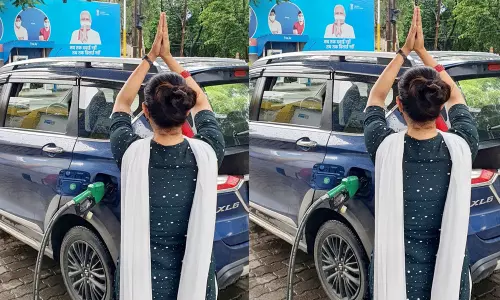 നമിച്ചു പൊന്നേ, മോദിയെ നോക്കി കൈ കൂപ്പി യുവതി; ഇന്ധന വിലയ്‌ക്കെതിരെ വൈറലായി ചിത്രം