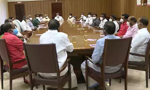 ലോക്ഡൗൺ പ്രതിഷേധങ്ങള് ഇന്നത്തെ മന്ത്രിസഭ യോഗം ചര്ച്ച ചെയ്തേക്കും; പെരുന്നാളിന് കുടുതല് ഇളവ് നല്കുന്ന കാര്യം പരിഗണനയില് ലോക്ഡൗൺ പ്രതിഷേധങ്ങള് ഇന്നത്തെ മന്ത്രിസഭ യോഗം ചര്ച്ച ചെയ്തേക്കും; പെരുന്നാളിന് കുടുതല് ഇളവ് നല്കുന്ന കാര്യം പരിഗണനയില്