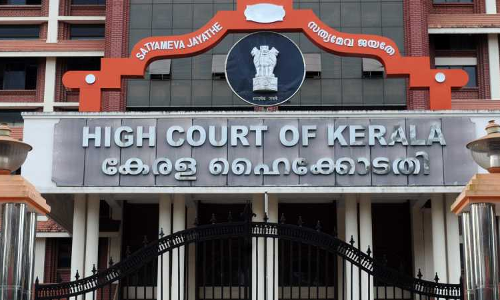 ആകെയുള്ളത് മാസ്ക് മാത്രം; കേരളത്തിൽ ആള്‍ക്കൂട്ട നിയന്ത്രണം ഫലപ്രദമല്ലെന്ന് ഹൈക്കോടതി