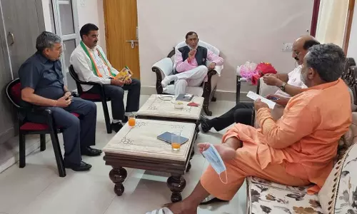 മാസ്ക് ഇങ്ങനെയും ധരിക്കാം !; വൈറലായി ഉത്തരാഖണ്ഡ് മന്ത്രിയുടെ മാസ്ക് ചിത്രം മാസ്ക് ഇങ്ങനെയും ധരിക്കാം !; വൈറലായി ഉത്തരാഖണ്ഡ് മന്ത്രിയുടെ മാസ്ക് ചിത്രം