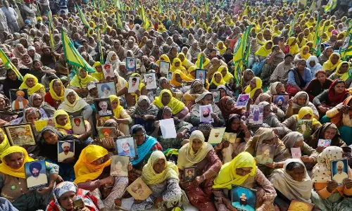 ബി.ജെ.പി നേതാവിന്റെ കാർ ആക്രമിച്ചുവെന്ന് ആരോപിച്ച് 100 കർഷകർക്കെതിരെ രാജ്യദ്രോഹ കേസ് ബി.ജെ.പി നേതാവിന്റെ കാർ ആക്രമിച്ചുവെന്ന് ആരോപിച്ച് 100 കർഷകർക്കെതിരെ രാജ്യദ്രോഹ കേസ്