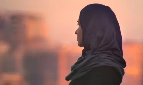 കർണാടകയിൽ അധ്യാപികമാർക്ക് താത്കാലിക  ഹിജാബ് നിരോധനമില്ലെന്ന് ഹൈക്കോടതി