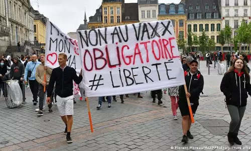 വാക്സിന്‍ വേണ്ട; ഫ്രാന്‍സിലെ നഗരങ്ങളില്‍ പ്രതിഷേധം
