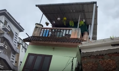 പെരുമഴ തുടരുന്നു; കളമശ്ശേരിയില്‍ മൂന്നുനില വീട് നിലംപൊത്തി