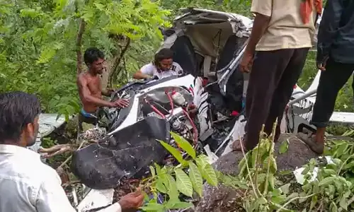 മഹാരാഷ്ട്രയില് ഹെലിക്കോപ്റ്റര് തകര്ന്നുവീണ് പൈലറ്റ് മരിച്ചു മഹാരാഷ്ട്രയില് ഹെലിക്കോപ്റ്റര് തകര്ന്നുവീണ് പൈലറ്റ് മരിച്ചു