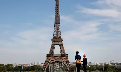 എട്ട് മാസത്തെ ഇടവേളക്ക് ശേഷം ഈഫല് ടവര് തുറന്നു എട്ട് മാസത്തെ ഇടവേളക്ക് ശേഷം ഈഫല് ടവര് തുറന്നു