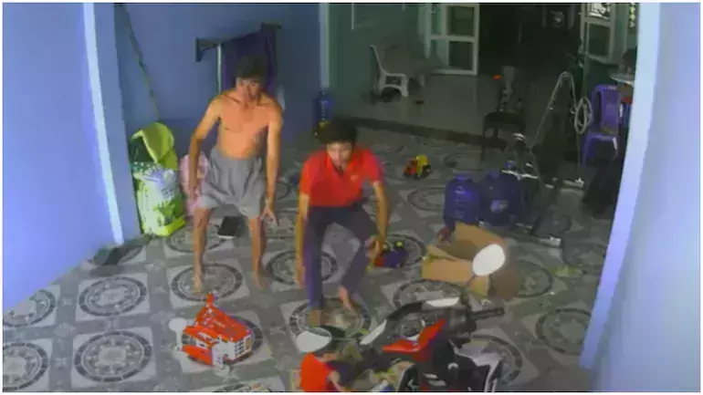 വീടിനകത്ത് കളിച്ചുകൊണ്ടിരുന്ന കുഞ്ഞിന് നേരെ പാഞ്ഞടുത്ത് രാജവെമ്പാല; പിന്നീട് സംഭവിച്ചത് വീടിനകത്ത് കളിച്ചുകൊണ്ടിരുന്ന കുഞ്ഞിന് നേരെ പാഞ്ഞടുത്ത് രാജവെമ്പാല; പിന്നീട് സംഭവിച്ചത്