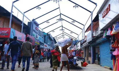 നിയന്ത്രണങ്ങള് ലംഘിച്ചാല് നടപടി; കോഴിക്കോട്ടെ വ്യാപാരികള്ക്ക് പൊലീസിന്റെ മുന്നറിയിപ്പ് നിയന്ത്രണങ്ങള് ലംഘിച്ചാല് നടപടി; കോഴിക്കോട്ടെ വ്യാപാരികള്ക്ക് പൊലീസിന്റെ മുന്നറിയിപ്പ്