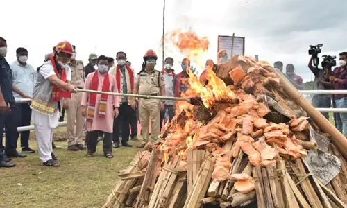 മയക്കു മരുന്നിനെതിരേ ശക്തമായ നടപടിയുമായി അസം; പിടികൂടിയ മയക്കുമരുന്ന് പരസ്യമായി കത്തിച്ചു