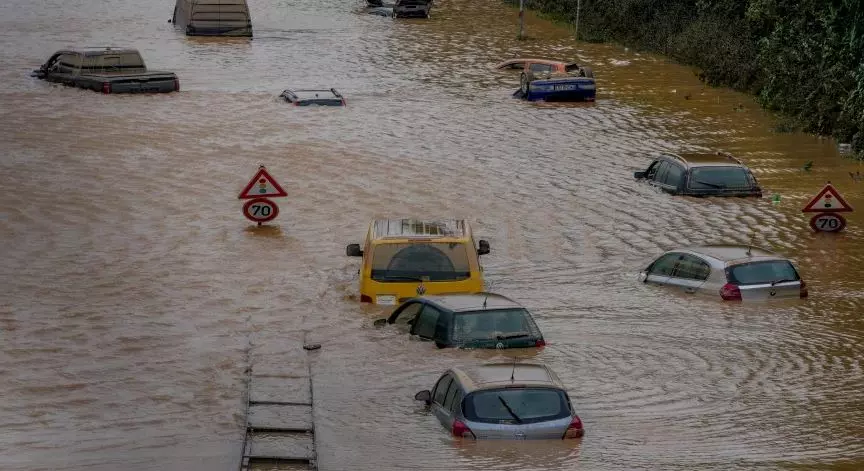 ഒഴുകിനടക്കുന്ന കാറുകള്.. തകര്ന്ന വീടുകള്.. കണ്ണീര് തോരാതെ യൂറോപ്പ് ഒഴുകിനടക്കുന്ന കാറുകള്.. തകര്ന്ന വീടുകള്.. കണ്ണീര് തോരാതെ യൂറോപ്പ്