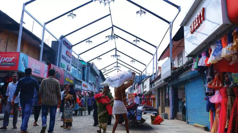 കോവിഡ് പ്രോട്ടോക്കോൾ ലംഘനം; കോഴിക്കോട് 14 കടകള്‍ക്കെതിരെ നടപടി