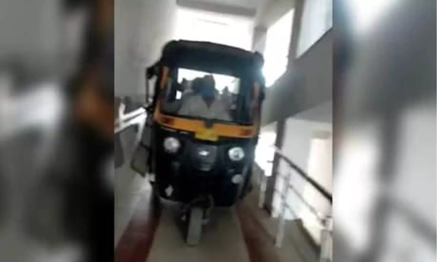 ഓട്ടോറിക്ഷ ആശുപത്രിയുടെ അഞ്ചാം നിലയില്‍; ദുരൂഹത