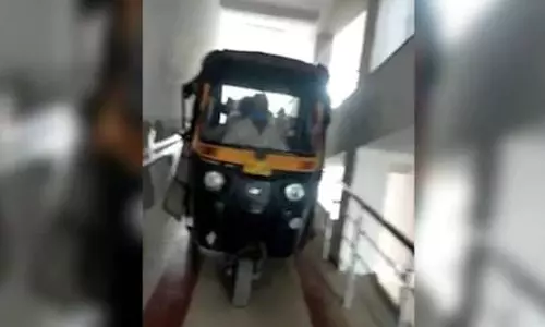 ഓട്ടോറിക്ഷ ആശുപത്രിയുടെ അഞ്ചാം നിലയില്; ദുരൂഹത ഓട്ടോറിക്ഷ ആശുപത്രിയുടെ അഞ്ചാം നിലയില്; ദുരൂഹത