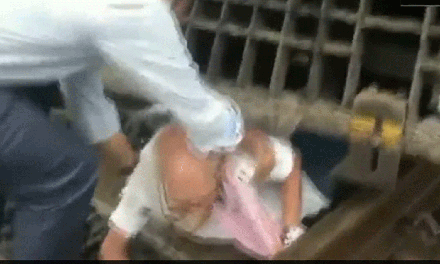 ട്രാക്ക് മുറിച്ച് കടക്കവേ ട്രെയിനിന്റെ അടിയിൽ പെട്ട വൃദ്ധനെ രക്ഷിച്ച് ലോക്കോ പൈലറ്റുമാർ