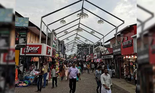 കോഴിക്കോട് മിഠായിത്തെരുവില് വഴിയോരക്കച്ചവടത്തിന് വിലക്ക് കോഴിക്കോട് മിഠായിത്തെരുവില് വഴിയോരക്കച്ചവടത്തിന് വിലക്ക്