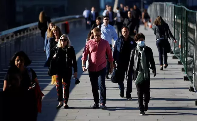 മാസ്കും സാമൂഹിക അകലവും ഒഴിവാക്കി: കോവിഡ് നിയന്ത്രണങ്ങള് പൂർണമായും പിൻവലിച്ച് ബ്രിട്ടൻ മാസ്കും സാമൂഹിക അകലവും ഒഴിവാക്കി: കോവിഡ് നിയന്ത്രണങ്ങള് പൂർണമായും പിൻവലിച്ച് ബ്രിട്ടൻ
