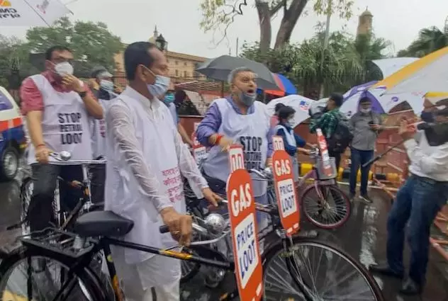 ഇന്ധനവില വർധന: പാർലമെന്റിലേക്ക് സൈക്കിൾ ചവിട്ടി തൃണമൂൽ എംപിമാരുടെ പ്രതിഷേധം ഇന്ധനവില വർധന: പാർലമെന്റിലേക്ക് സൈക്കിൾ ചവിട്ടി തൃണമൂൽ എംപിമാരുടെ പ്രതിഷേധം